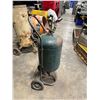 Image 3 : GREEN 20" TALL MOBILE INDUSTRIAL PNEUMATIC ABRASIVES SPRAYER ( NO HOSE OR GUN )