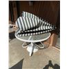Image 2 : Misc. Patio Set with Umbrella Stand