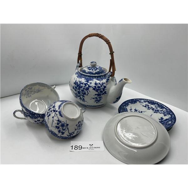 Lovely Chinese Teapot & Teacups/Saucers