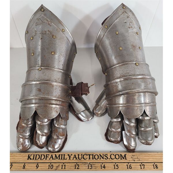 PAIR OF MEDIEVAL STYLE GAUNTLETS