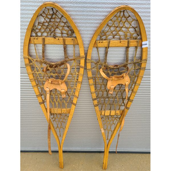 PAIR OF VINTAGE SNOWSHOES 