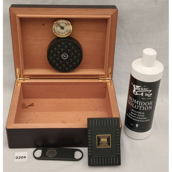 HUMIDOR W/ CIGAR CUTTER AND HUMIDOR SOLUTION