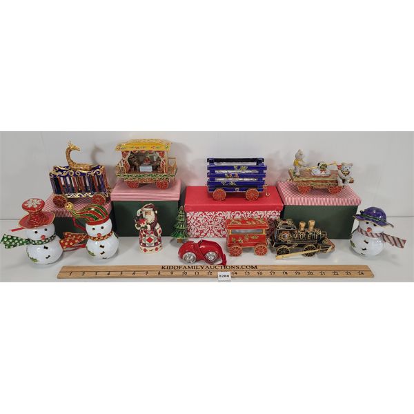 LOT OF CHRISTMAS DECORATIONS - CIRCUS TRAIN