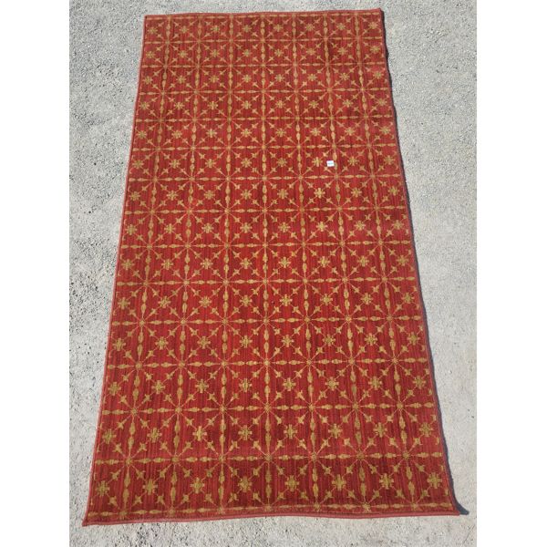 PATTERNED FLOOR RUG