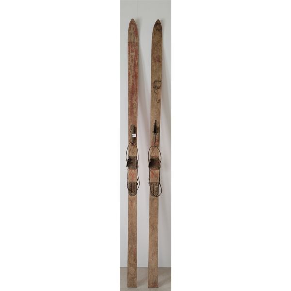 PAIR OF CROSS COUNTRY SKIS