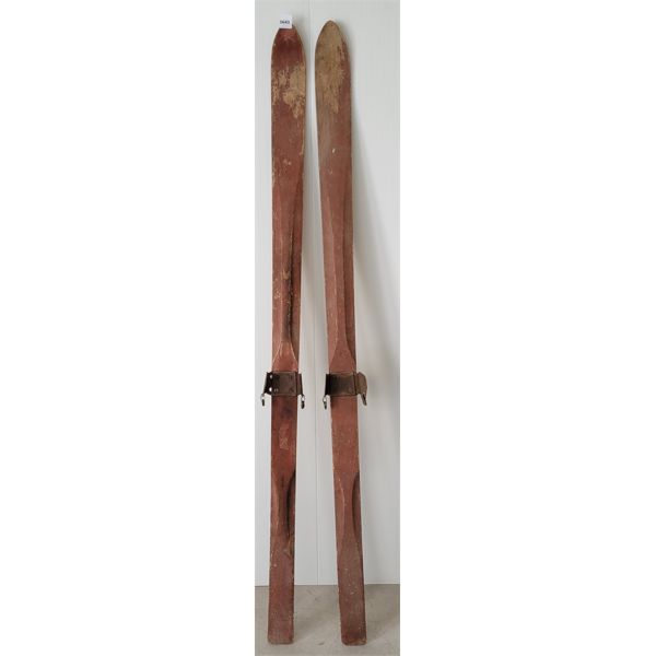 PAIR OF CROSS COUNTRY SKIS