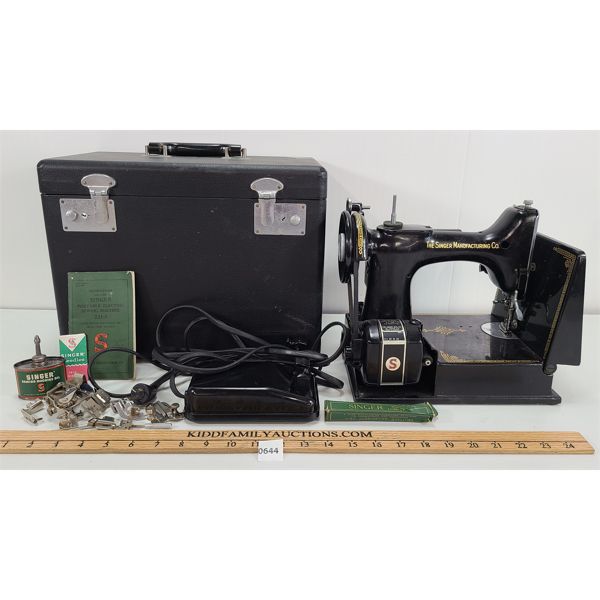 SINGER FEATHERWEIGHT 221 SEWING MACHINE W/ CARRYING CASE & ATTACHMENTS