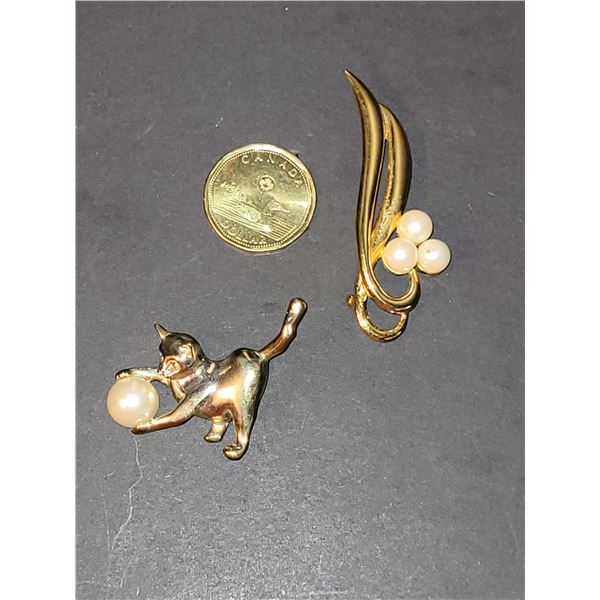 PAIR OF VINTAGE BROOCHES CAT AND PEARL LEAF