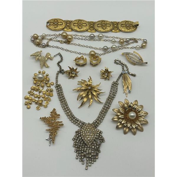 ASSORTED VINTAGE CRYSTAL BROOCHES AND EARRINGS