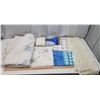 Image 1 : box of linens