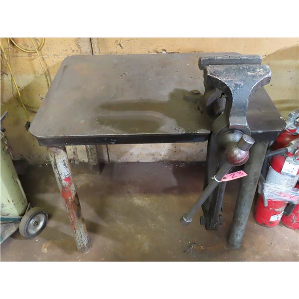 Welding table with vise