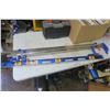 Image 1 : level and 3 50" clamps