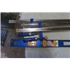 Image 2 : level and 3 50" clamps
