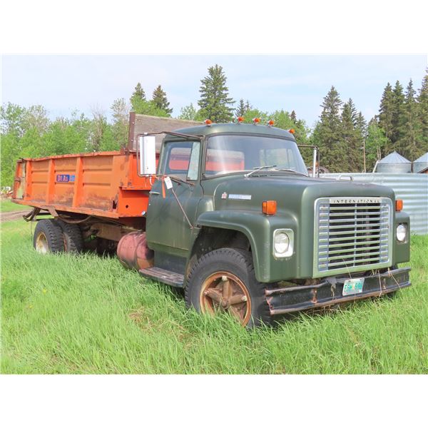 1976 International Loadstar 1600 with dual manure spreader VIN: D0512FCA14065