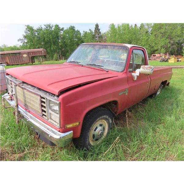 1985 GMC Custom Deluxe 20 3/4 ton 4x4 5.7L VIN: 2GCEK24LXF1140795 (currently not running)
