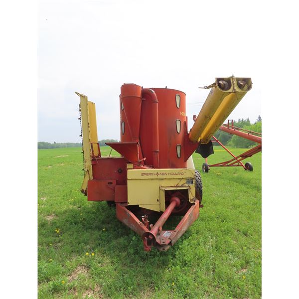 New Holland 359 mix mill with auto bale feeder - working