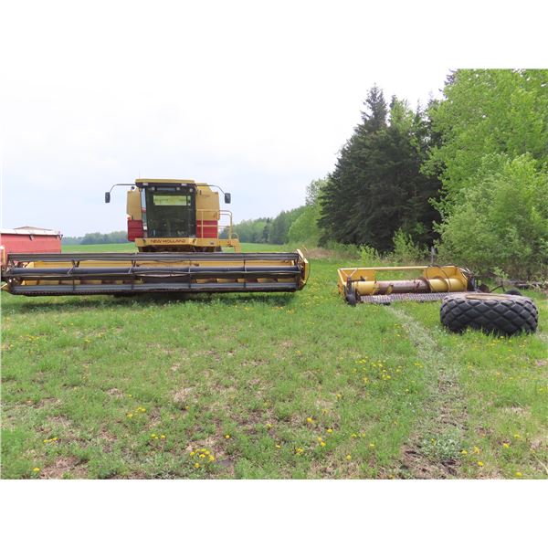 New Holland TR86 Combine with 25ft straight cut, pickup reel and spare tire - used fall 2022, runs g