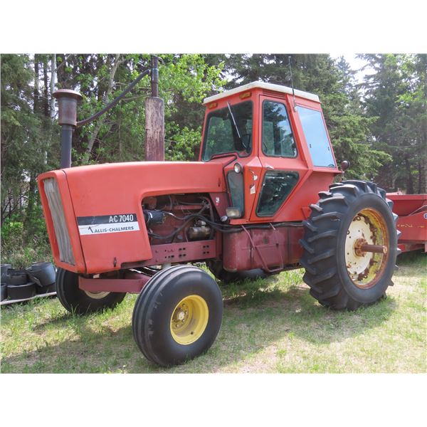 Allis Chalmer AC7040 tractor - running - rear tires 18.4-38