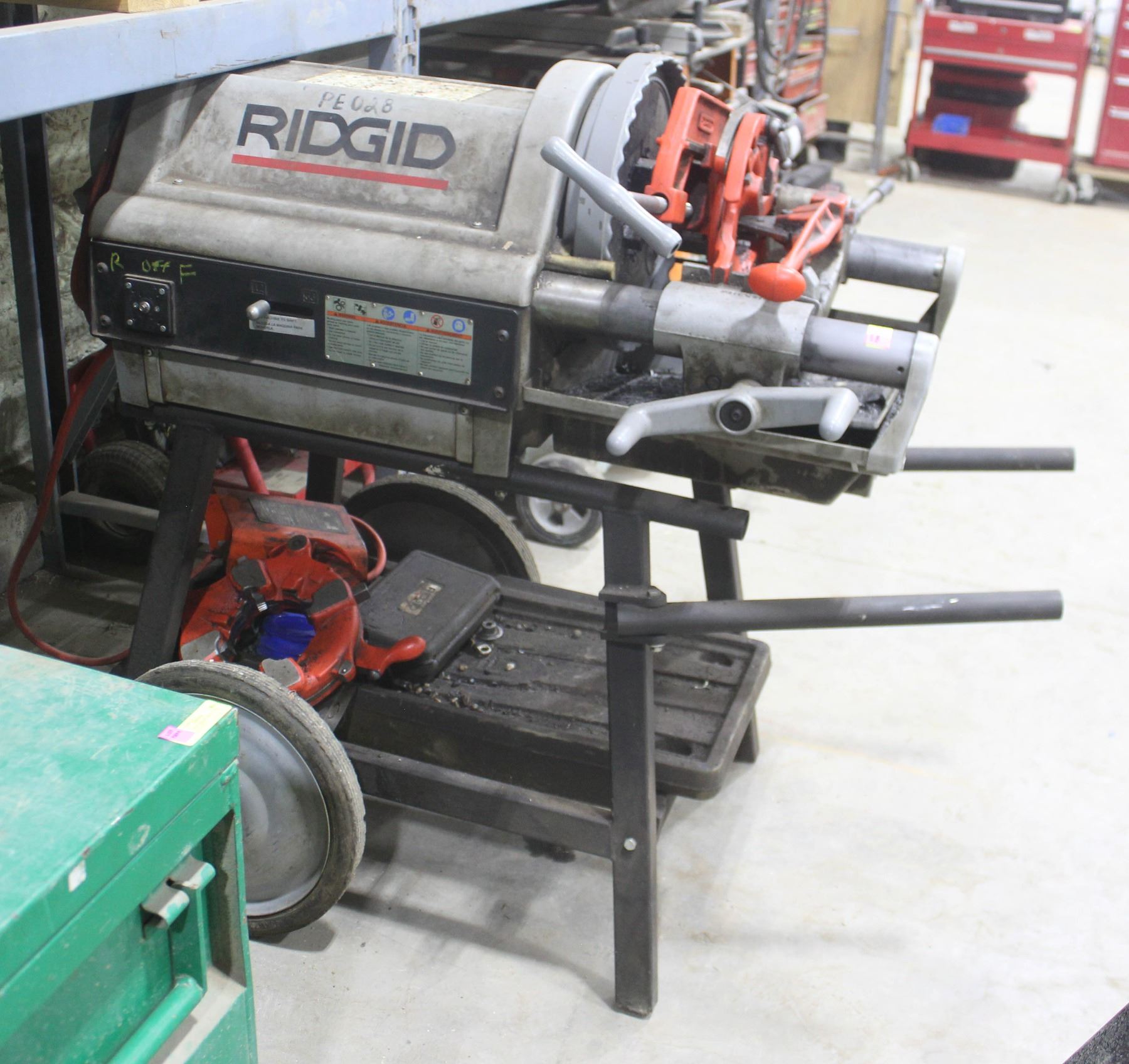 INDUSTRIAL RIDGID PIPE THREADING MACHINE