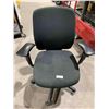 Image 1 : Black Adjustable upholstered Office Chair