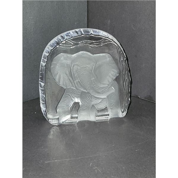 MEDIUM SIZED ETCHED GLASS ELEPHANT DECOR