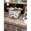 Image 2 : SHELF WITH RANDOM ITEMS