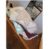 Image 1 : LOT OF DOILIES AND SOME OTHER LINEN LOT 1