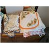 Image 1 : LOT OF LINEN AND DOILIES LOT 2