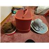 Image 1 : VTG WIG BOX WITH HATS