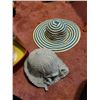 Image 3 : VTG WIG BOX WITH HATS