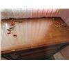 Image 3 : VINTAGE DRESSER AND ACCENT TABLE LAMP