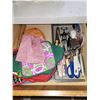 Image 2 : CONTENTS OF KITCHEN DRAWER (GADGETS AND GIZMOS)