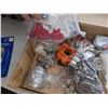 Image 2 : BOX WITH VINTAGE COOKIE PASTRY CUTTERS AND SUCH