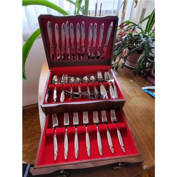 ONEIDA CUTLERY BOXED SET