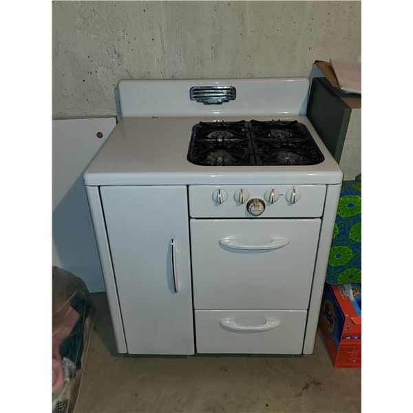 OLD PRISTINE GAS STOVE. GURNEY