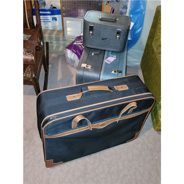 LOT OF LUGGAGE (4 PIECES)