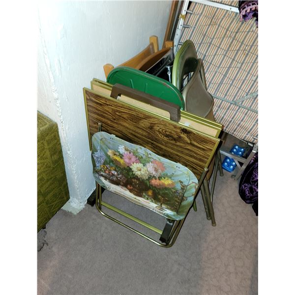 LOT OF VINTAGE TV TRAYS AND FOLDING CHAIRS