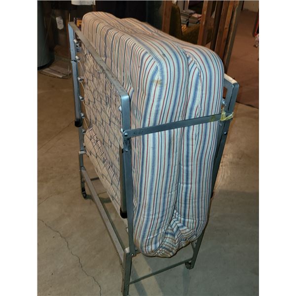 VINTAGE ROLLAWAY COT
