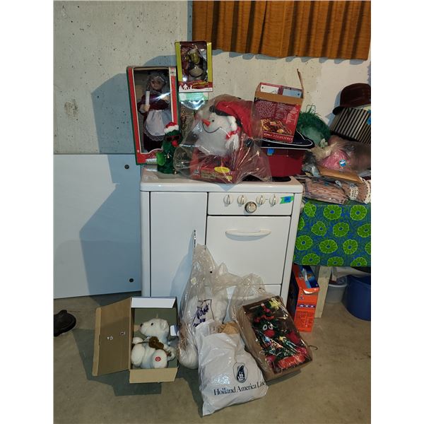 LOT OF CHRISTMAS DECOR AND SUCH