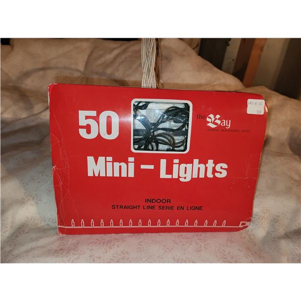 VINTAGE BOX OF CHRISTMAS LIGHTS IN ORIGINAL BOX LOT 2