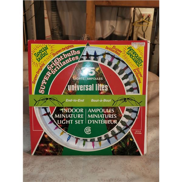 VINTAGE BOX OF CHRISTMAS LIGHTS IN ORIGINAL BOX LOT 7