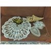 Image 1 : MID CENTURY SWUNG GLASS, CORNUCOPIA AND 3 DOILIES