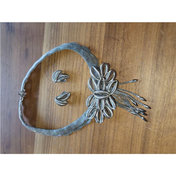 BOXED SET OF COSTUME JEWELLERY IN GOLD BOX