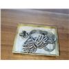 Image 2 : BOXED SET OF COSTUME JEWELLERY IN GOLD BOX