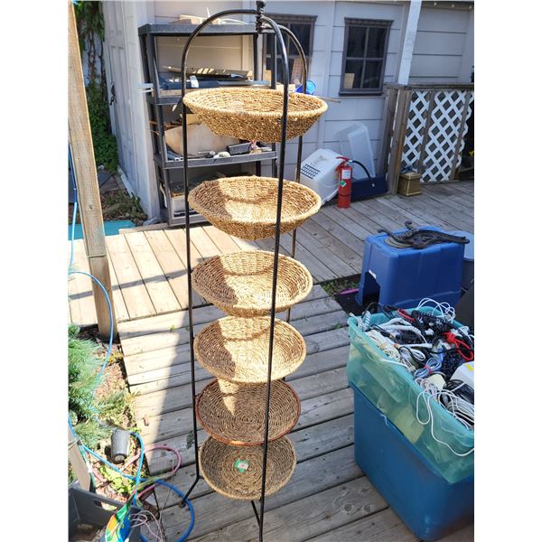 METAL DISPLAY WITH 6 SEAGRASS BASKETS