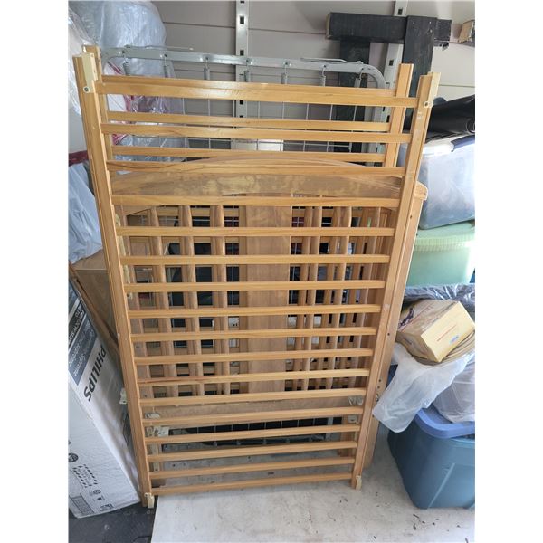 VINTAGE WOODEN CRIB