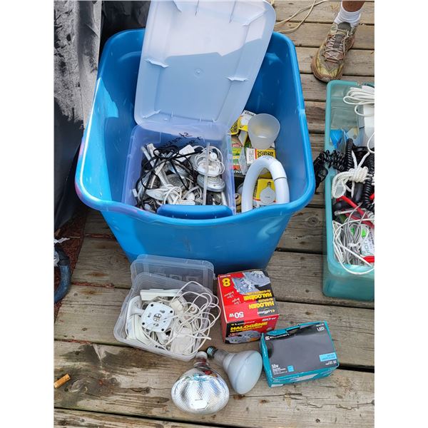 LARGE TOTE WITH VARIOUS LIGHTING AND LIGHT BULBS