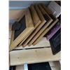 Image 12 : SHELF OF PHOTO FRAMES LOT 2