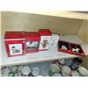 Image 5 : SHELF OF VINTAGE COLLECTIBLE CHRISTMAS ORNAMENTS LOT 1