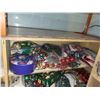 Image 1 : SHELF OF VINTAGE COLLECTIBLE CHRISTMAS ORNAMENTS LOT 2